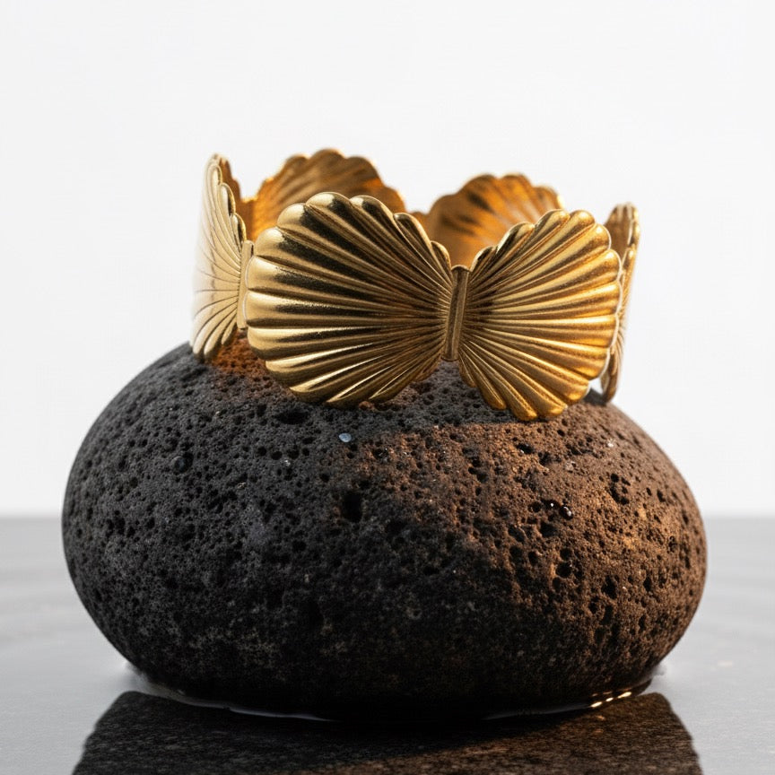 Gold shell bracelet, adjustable gold bangle, beach-inspired jewelry, stylish gold bracelet, summer accessory, anti-tarnish bangle, trendy gold jewelry