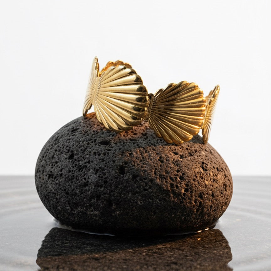 Gold shell bracelet, adjustable gold bangle, beach-inspired jewelry, stylish gold bracelet, summer accessory, anti-tarnish bangle, trendy gold jewelry